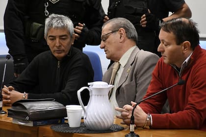 Los excomisarios Mariano Valdés (a la izquierda) e Higinio Bellagio (a la derecha) fueron acusados por seis delitos