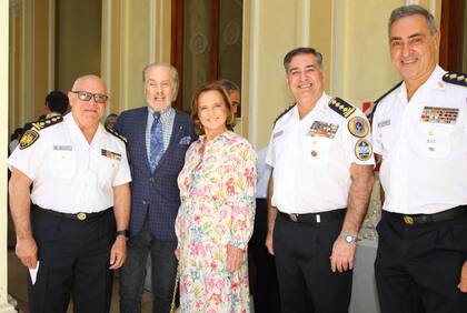 Comisarios generales de la Policía Federal Argentina, Aldo Álvarez, Juan Carlos Hernández y Carlos Alejandro Ñamandú junto al diseñador Gino Bogani y Teresa Bulgheroni.