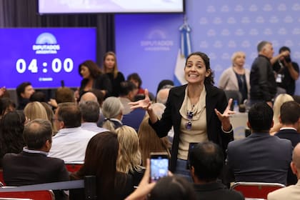 Comisión en diputados por la Ley de Glaciares. La Diputada Laura Penacca explica a los asistentes que hay gente anotada