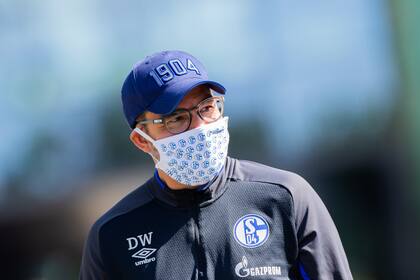Como a David Wagner, el DT de Schalke 04, a todos los entrenadores se los verá al lado de la cancha con sus tapabocas