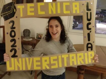 Como a Lucía siempre le gustó involucrarse con lo social, decidió estudiar Técnica Universitaria en Promoción Comunitaria en Niñez y Adolescencia para devolver la ayuda y la contención que ella recibió desde que era niña.
