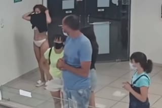 Una mujer entró a una heladería sin tapabocas y se quitó el vestido para usarlo en su lugar