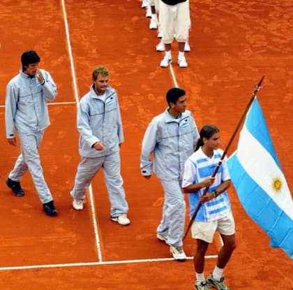 Como abanderado de la Copa Davis, junto con Chela, Arnold y Cañas. "Yo me moría por jugar la Copa Davis, pero no se me dio"