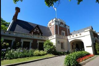 Torneos de 9 hoyos, escuelas para adultos, sorteos y menú del día en el 19