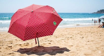 Cómo activar el "modo sombrilla a lunares" de WhatsApp