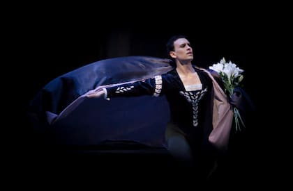 Como Albrecht (en el ballet Giselle), un rol que lo marcó: "Ingresé al Ballet Estable haciendo la variación del segundo acto", menciona