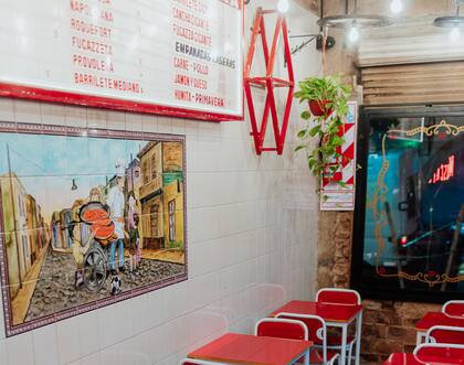 Como antes: el letrero con las variedades de pizza en el salón La Casa Blanca de La Habana, en Villa Pueyrredón