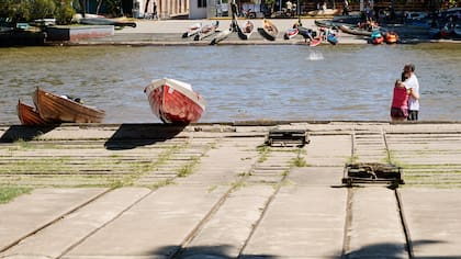 Como aquel casamiento de Osvaldo y Patricia, otra pareja se abraza de espaldas en la rampa del club, entre botes y el río, durante una tarde de actividades sociales