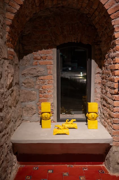 Como art hotel expone las colecciones de diversos artistas, que se renuevan por temporadas y pueden verse en las paredes de la habitaciones y en diferentes sectores del edificio