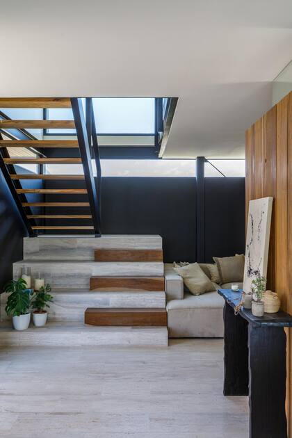 Como atención extra al detalle, hicieron el respaldo del sofá a la altura de los escalones para que no se distinguiera al entrar