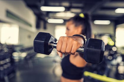 ¿Cómo aumentar la masa muscular, con más repeticiones o más carga?