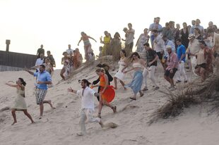 Como broche de una tarde perfecta, los invitados bajaron a la playa a
sacarse fotos y, tras una divertida secuencia corriendo por las dunas, terminaron en el mar