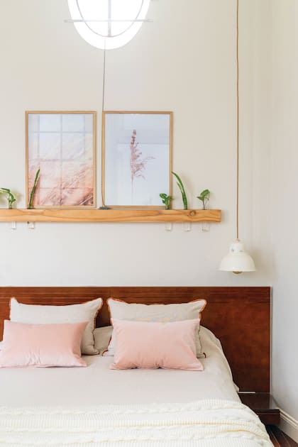 Como cabecera de la cama eligió estantes flotantes de madera (@siendo_diseño) y sumó verde natural