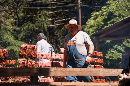 Como cada año, destacaron, los clásicos fogones serán protagonistas. Allí se ofrecerán bondiolas, chorizos, porker, pechito de cerdo, matambre, carré, bifes al disco, empanadas y papas fritas en grasa de cerdo, entre otras especialidades. También habrá foodtrucks, patio cervecero y coctelería tandilera
