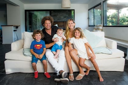 Como cada verano de su infancia y su adolescencia, Bebe Contepomi sigue eligiendo Pinamar para las vacaciones y construyó su casa de verano en Costa Esmeralda