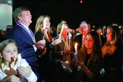 Como cada víspera del domingo de Pascua el fuego santo llega a Grecia desde la Iglesia del Santo Sepulcro de Jerusalén para celebrar la resurrección de Cristo y dar comienzo a la festividad más importante de la Iglesia Ortodoxa Griega. El sábado 15, poco antes de la medianoche, los reyes de Holanda