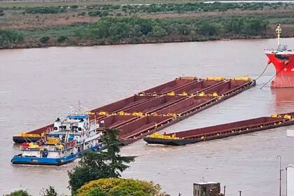 Como consecuencia del choque, varias barcazas que eran transportadas por el remolcador se desprendieron