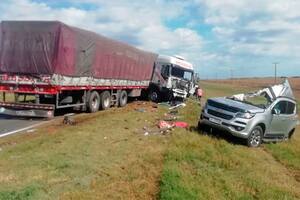 Como consecuencia del fuerte impacto, un hombre y una mujer, mayores de 60 años, murieron en el acto. Mientras tanto, una tercera persona resultó con heridas de consideración