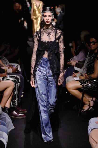 Como creativo invitado, Julien Dossena ideó una colección sexy y osada que rinde homenaje a la irreverencia de Jean-Paul Gaultier.