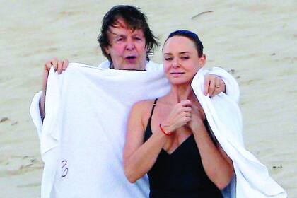 Como cuando era pequeña, Paul cuida a su hija del viento del atardecer.