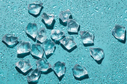 Como cubitos invisibles que absorben el calor: así funcionan los materiales de cambio de fase (PCM) dentro de las mantas refrescantes (Foto de carácter ilustrativa: Freepik)