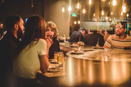 Como curiosidad, la barra tiene una cinta magnética por donde se deslizan los platos.