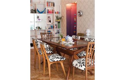 ¿Cómo descartar esas sillas de la abuela sin están buenísimas? Elegí un género lindo y retapizalas. ¡Vale la pena!