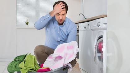 Cómo devolver el color original de una prenda desteñida