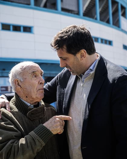 "Como dijo Gustavo, hace mucho que Racing no estaba tan unido y así tenemos que seguir", escribió en Instagram Milito; el presidente tiene oposición política en el club y se pronunció en un momento adverso.