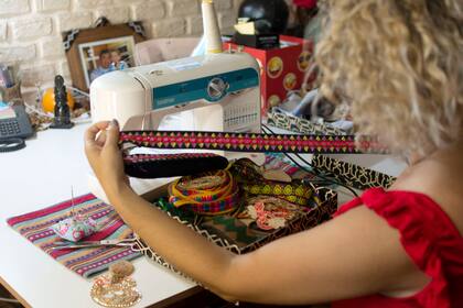 Como diseñadora, le gusta combinar telas, apliques, brillos y que todo se fusione para lograr un estilo más boho chic