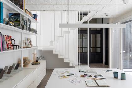 Como el ambiente tiene poca altura y techo de bovedilla, Flor Fontana pintó todo de blanco, para aumentar la luminosidad que ofrece el pulmón.