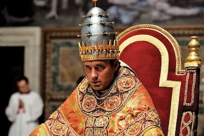 Como el aterrador Pío XIII, Law revive su carrera