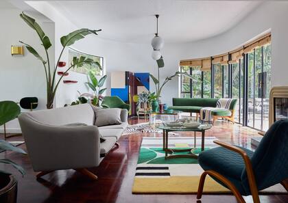 Como el biombo en el extremo opuesto del living, esta alfombra también es obra de Renée.