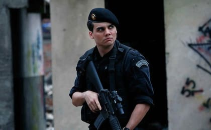 Como el Capitán Nascimento en Tropa de Élite (2007), de José Padilha.