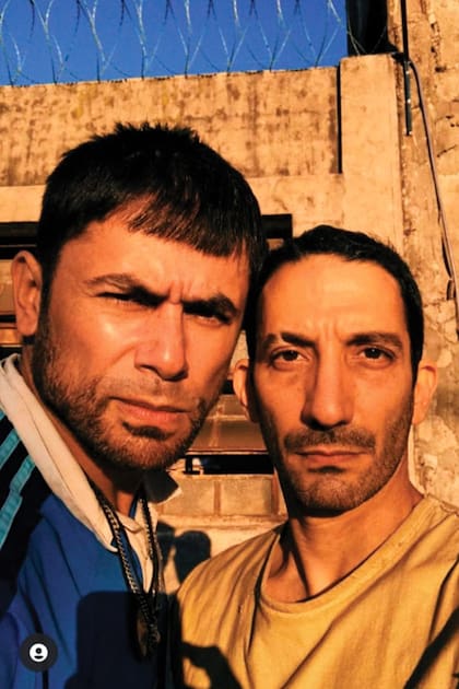 Como el “Colo James”, su personaje en El marginal, junto a Juan Minujín, su compañero en la ficción.