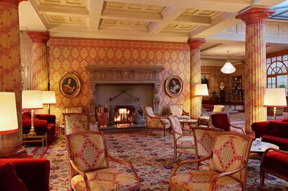 Como el interior de un majestuoso castillo, así luce el lobby del edificio. 