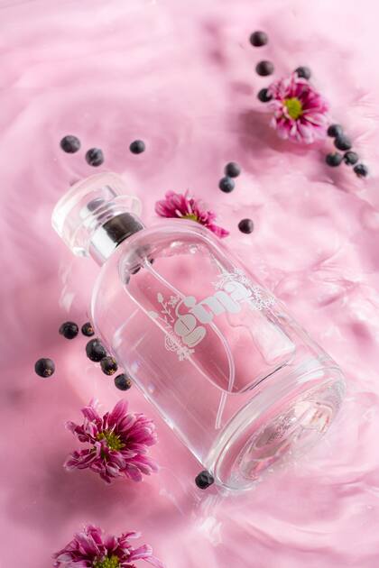 Como el mundo de la destilación y de la perfumería tienen muchos puntos en común, creó la fragancia que combina notas frutales, florales, amaderadas y especiadas