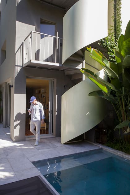 Como el pasto es poco recomendable en un patio acotado y pegado al interior, unificaron con mármol ‘Tundra Grey’ (United Stone) el piso y la pileta.