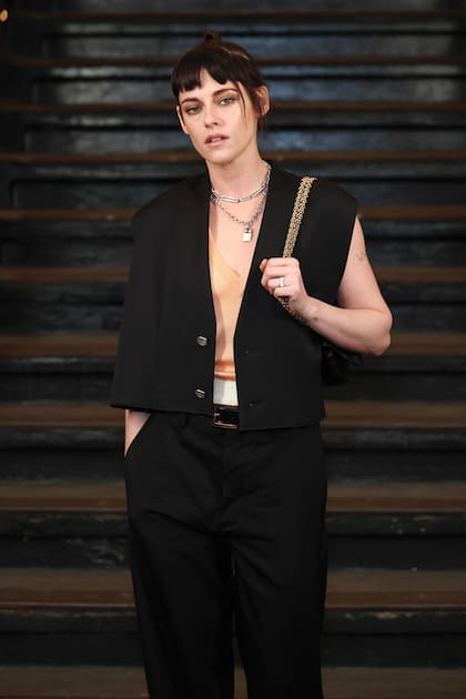 Como el resto de los invitados, Kristen Stewart disfrutó del desfile desde asientos que Simulaban bancos de tren