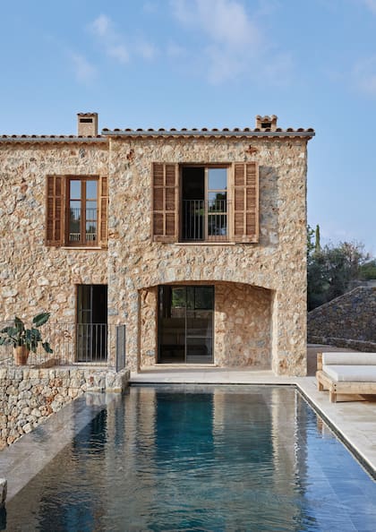 Como el terreno es muy escarpado, el acceso está en el nivel central, donde también se encuentra la pileta con desborde infinito