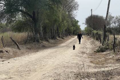 Como en el caso de Ayelén, las largas distancias, los caminos de tierra y la falta de transporte público, son los principales motivos que ponen en riesgo la educación de los chicos y adolescentes de las zonas rurales