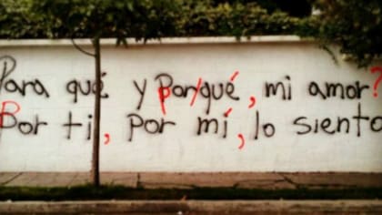 Como en el colegio, las pintadas tienen marcadas las correcciones con rojo