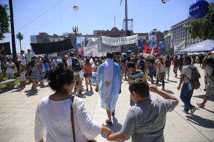 La gente se acerca a Plaza de Mayo para esperar a Alberto Fernández
