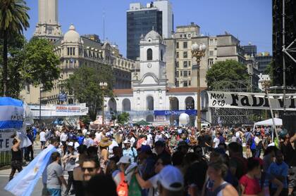 La gente se reúne en Plaza de Mayo