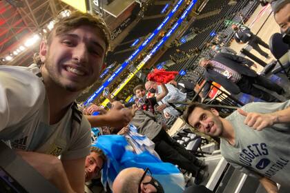 Como en este caso en Utah, Campazzo se encuentra con el afecto de muchos hinchas argentinos en varias ciudades donde juega en la NBA.
