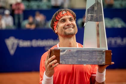 Como en los buenos tiempos: Ferrer, con el trofeo de campeón de Buenos Aires