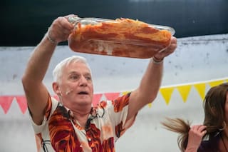 En la calle, en bares y hasta en vestuarios de fútbol: guía práctica para ver teatro en lugares no convencionales