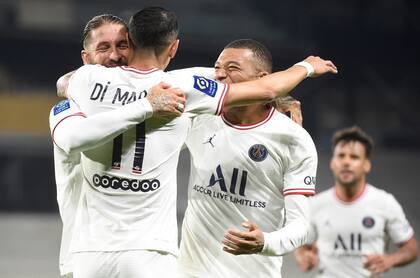 Como en los gloriosos días en Real Madrid, Sergio Ramos abraza a Ángel Di María, que lo asistió para que el zaguero español anotara el 2-0 sobre Angers; Kylian Mbappé, la figura de Paris Saint-Germain en la temporada, se suma al festejo