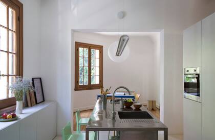 Como en los otros dos departamentos de esta nota, las aberturas son las originales. En este caso, se les removió la pintura para descubrir y sacar a relucir su tono verdadero. Banquetas ‘Trama’ (Caos). Colgante lineal (Flora Oficina). Lámpara amarilla (Ikea). Piso granítico (Moltrasio).