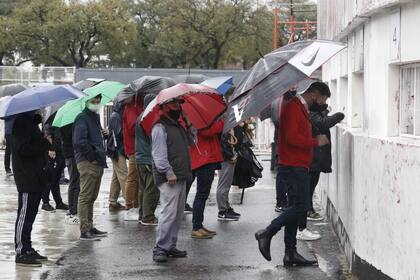 Como en los viejos tiempos: así se retiraron de ventanillas las entradas para ver a la selección ante Bolivia